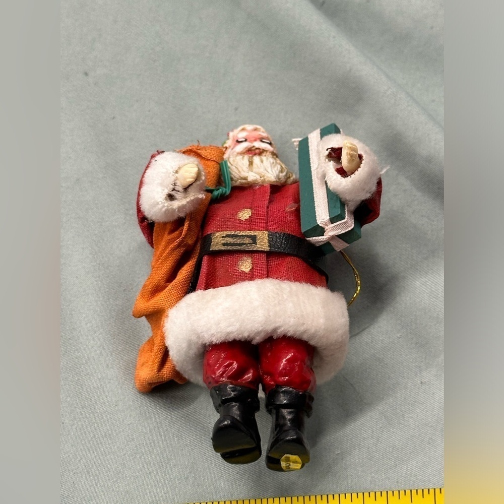 Vintage fabric ornament of Santa carrying gifts. Very good details! - Picture 6 of 7